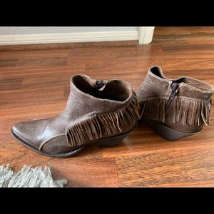 Hello! Pair of Old Gringos women’s Nina.